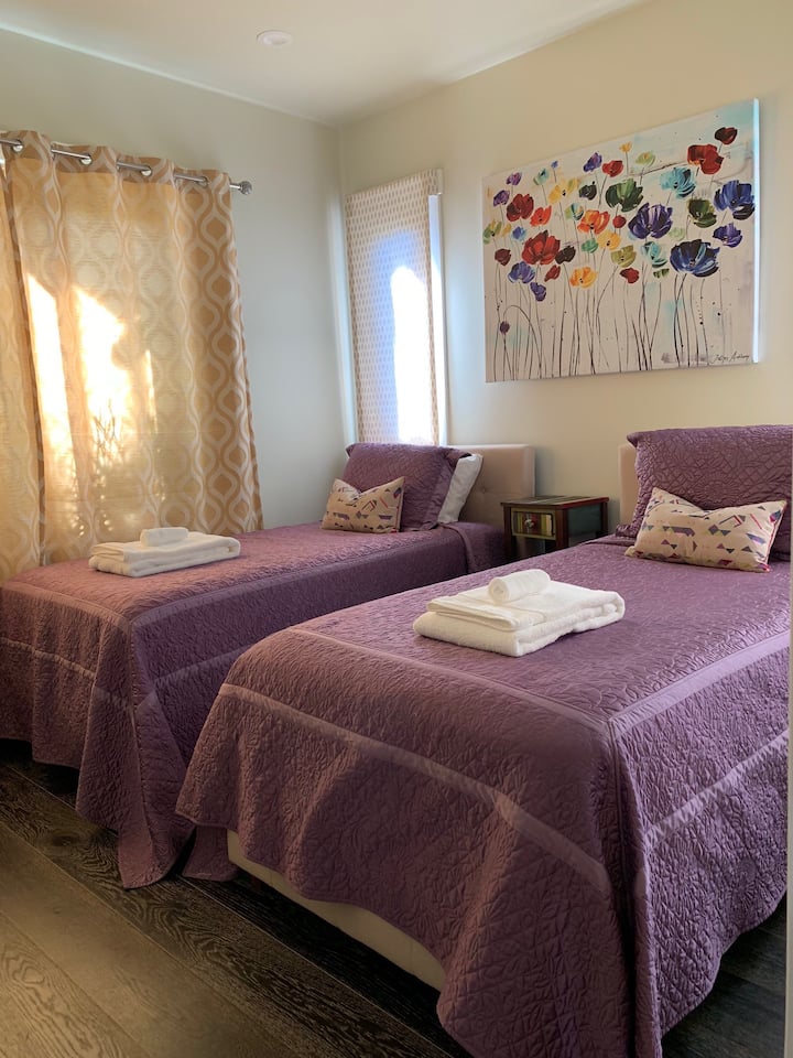 Dvojlôžko v izbe pre hostí 