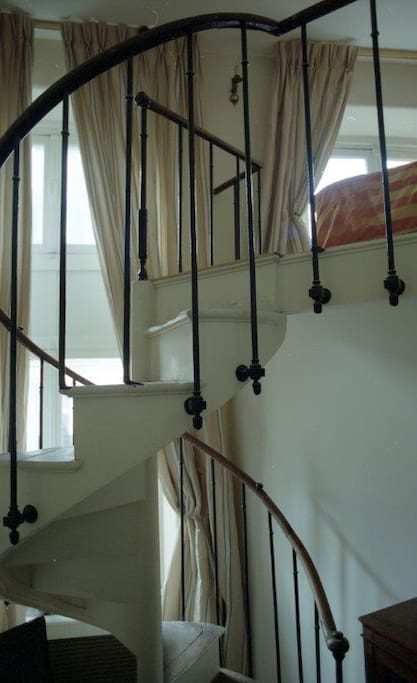 accès à la seconde chambre par un escalier intérieur