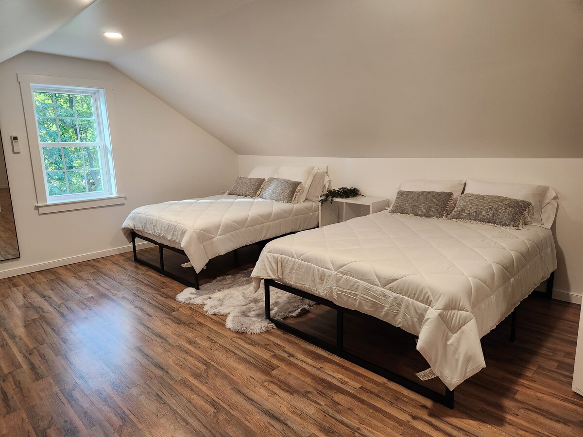 Spálňa na druhom poschodí s 2 manželskými posteľami. 