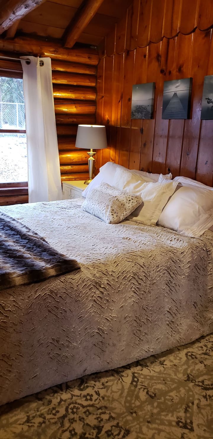 تحتوي غرفة النوم رقم1 على مرتبة من الإسفنج المرن بحجم كوين ، وملاءات ناعمة من 1800 خيط ، وأغطية سرير ووسائد مريحة. يحتوي هذا أيضًا على خزانة ملابس وطاولة جانبية للسرير وخزانة ملابس مزينة بديكور منظر طبيعي خارجي.