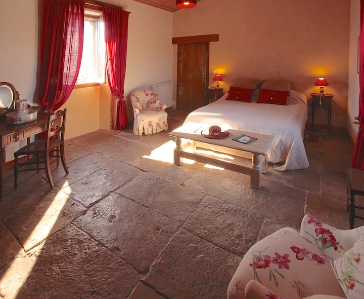 Двата прозорци на овој апартман гледаат кон двете градини