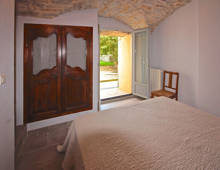 Се отвора кон терасата и задните градини. Пријатно ладен пашкул во лето