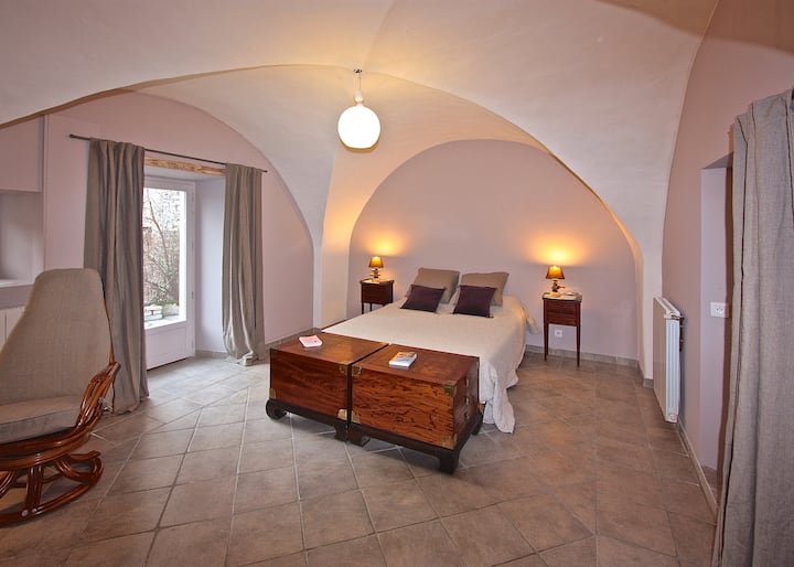 Долниот апартман се отвора кон двете градини. Креветот може да се подели на 2 кревета