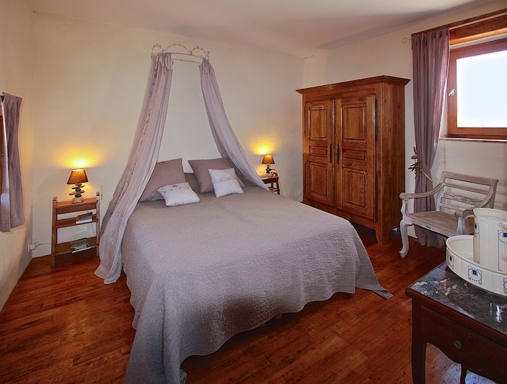 Од двата прозорци на спалната соба на кулата, сите Помпињан ви ги нуди