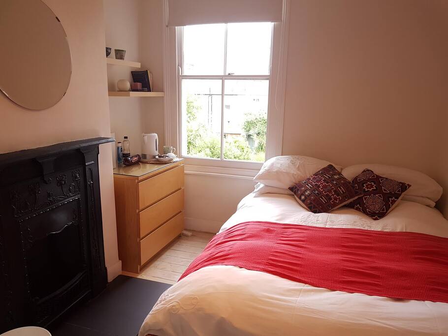 "Stayed for second time here. Caroline is a great host and person. Her home is so nice clean and tidy. George the cat is so nice friendly, bed is very comfortable and quiet really modern shower. Tea coffee and cake was there for when I arrived. Less than 10 minutes to walk to bus and tube. Thank you for your hospitality.."*****
