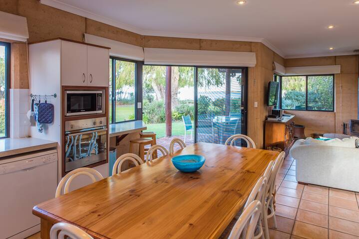 Beachfront Harmony Dunsborough gallery image 5