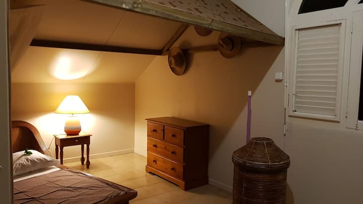 ห้องนอน 2 ชั้นบน - อพาร์ทเมนท์ 2

พื้นที่เตียงคู่เตียง
คู่และเตียงเดี่ยวในห้องนอน 2 แยกจากกันด้วยผ้าม่าน