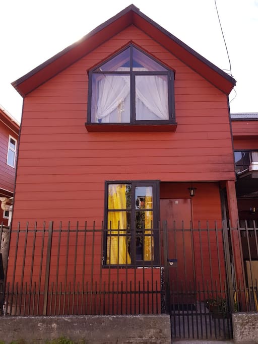 Vista frontal de la casa tipo cabaña