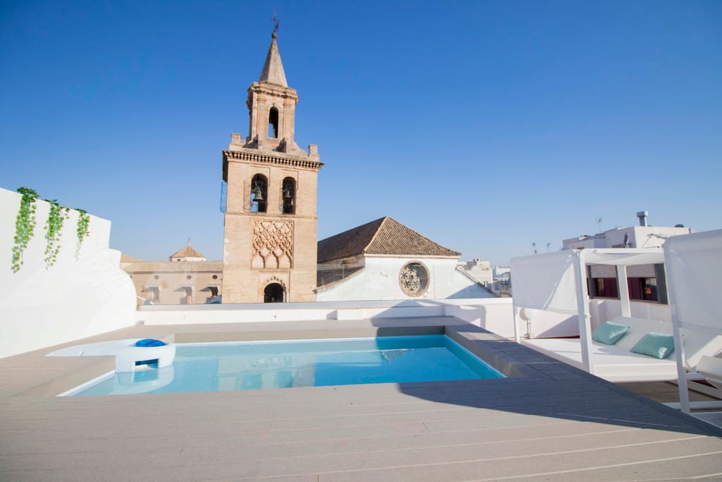 Vistas Iglesia Omnium Sanctorum desde nuestra terraza con piscina
