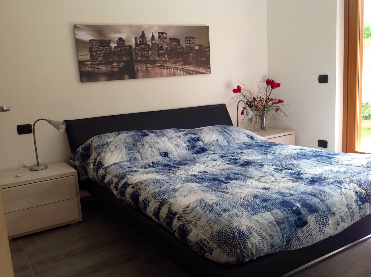 Svetlá dvojposteľová spálňa na prízemí s veľkým šatníkom a priamym prístupom do záhrady