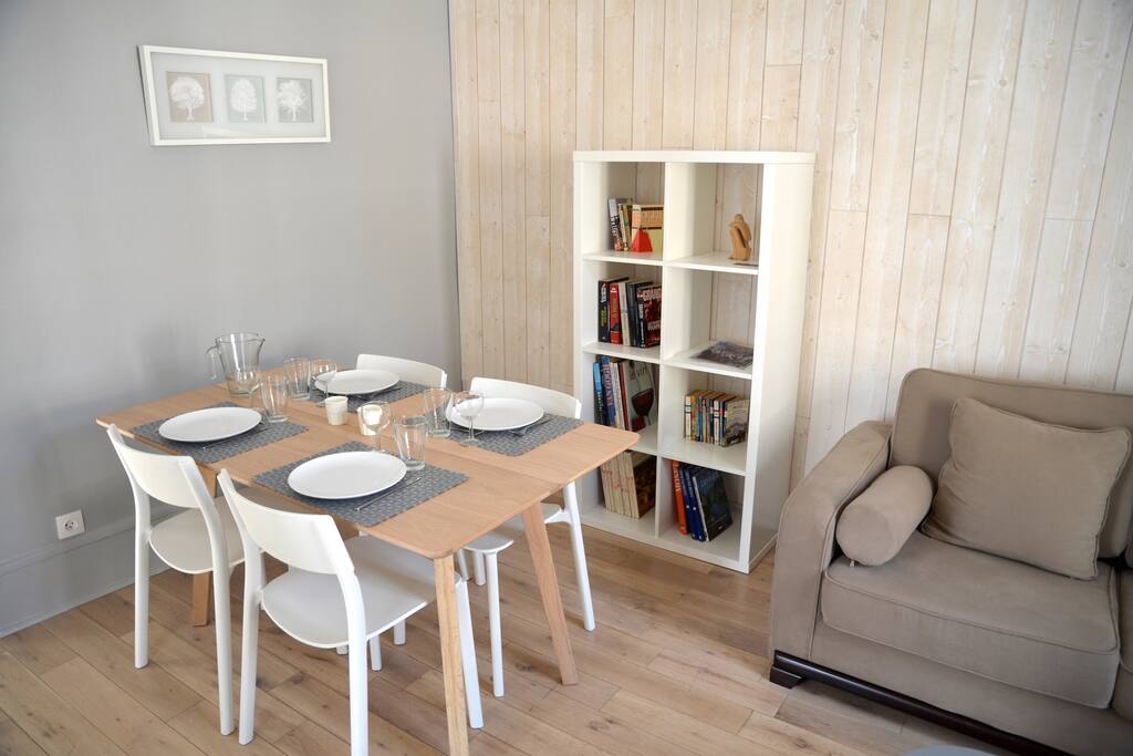 La table à manger dépliée pouvant accueillir 4 / 6 couverts