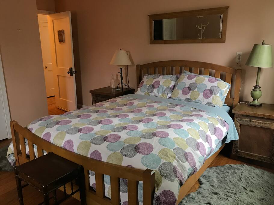 Super comfortable queen sized bed