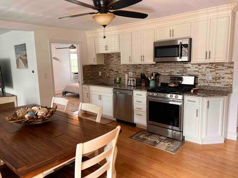 Danvers spacious apt near mall/ Hospital/Salem