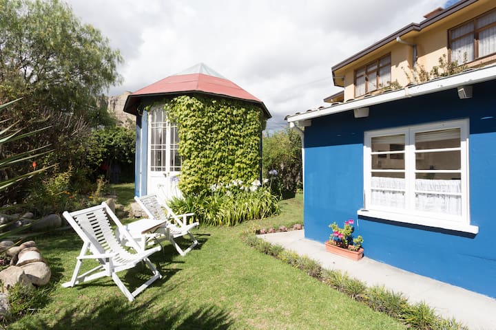 1BD House in the suburbs w garden