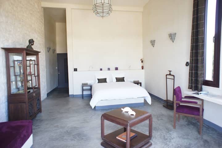 Სამადგილიანი საძინებელი პირველ სართულზე სააბაზანოთი (საშხაპე და უნიტაზი) და ცალკე ტერასით