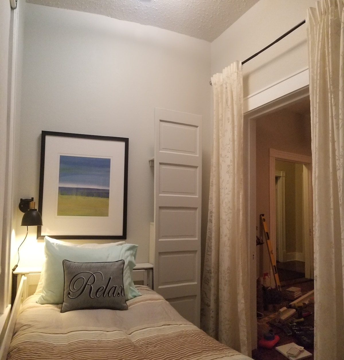 The Nook อยู่ถัดจากห้องนั่งเล่นและแม้ว่าจะมีขนาดไม่ใหญ่แต่ก็อบอุ่นสุดๆ  ม้านั่งมีค่าสำหรับตั้งค่าของคุณและแสงเล็กๆน้อยๆในการอ่านหนังสือของคุณ