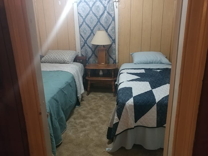 Ето нашата стая с две отделни легла с дневно легло и разтегателно легло, което може да бъде закътано за повече подово пространство, ако е необходимо