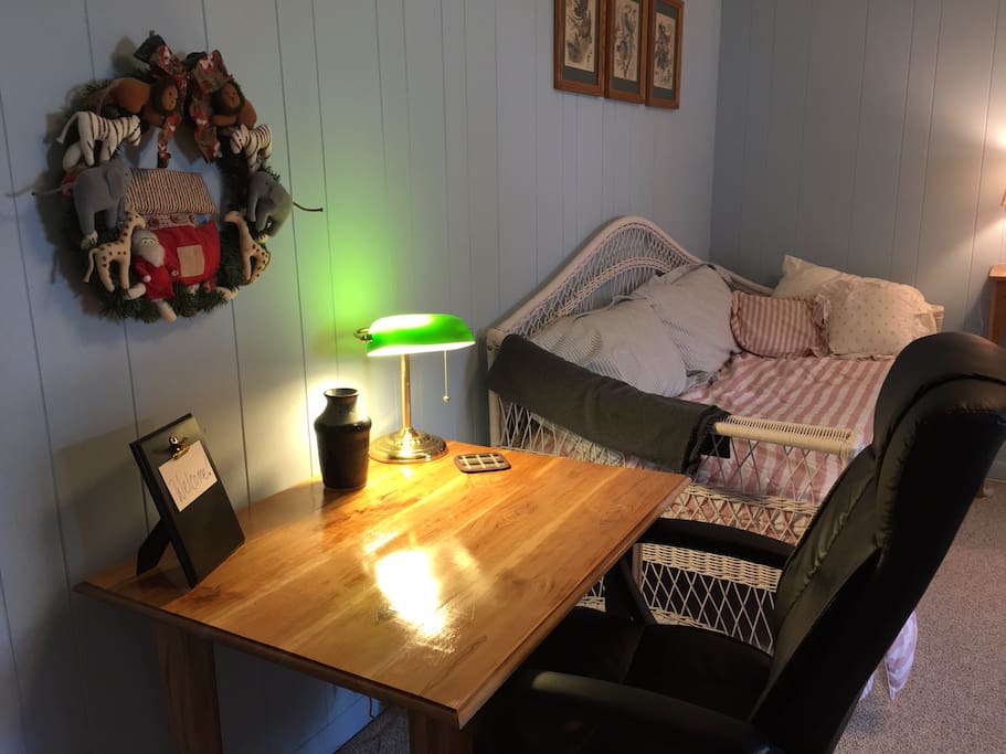 Desk/table area