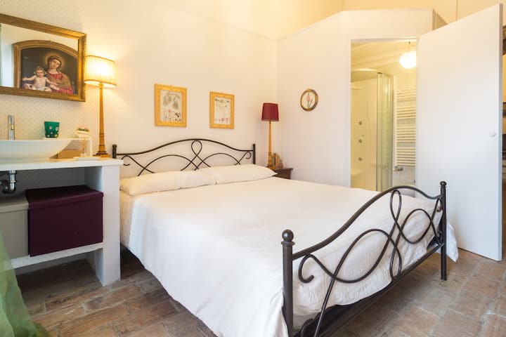 камера 1, след това
Следва спалня 1