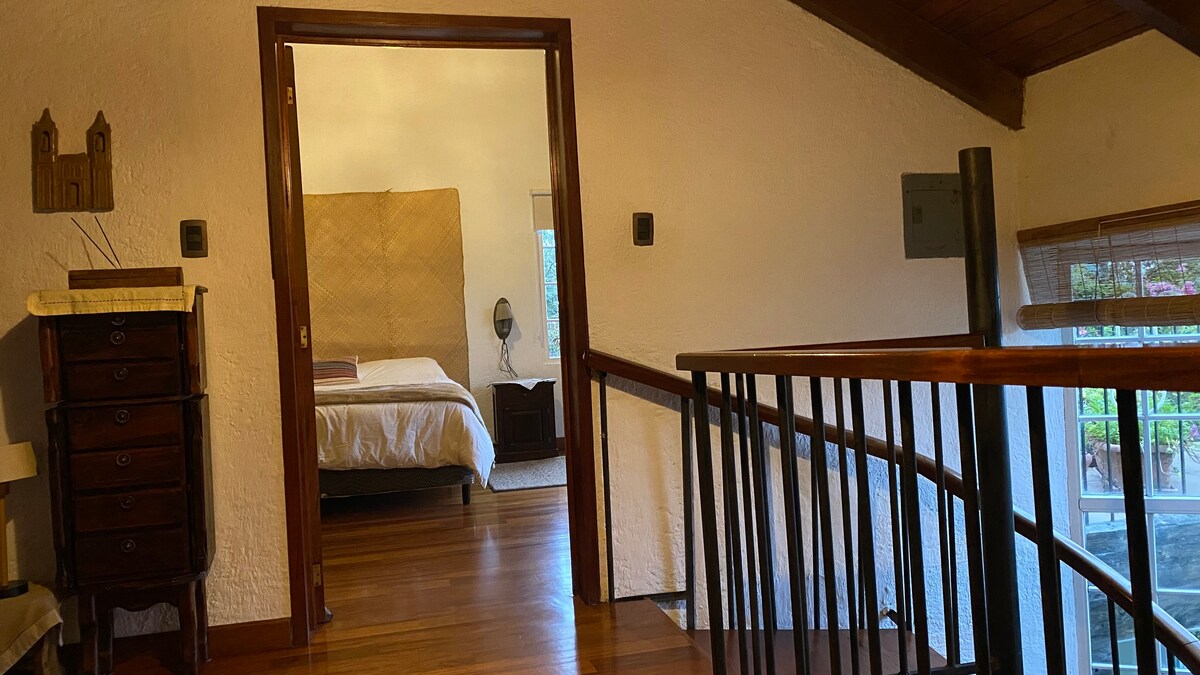 Изкачване по стълбите , с изглед към главната стая. 