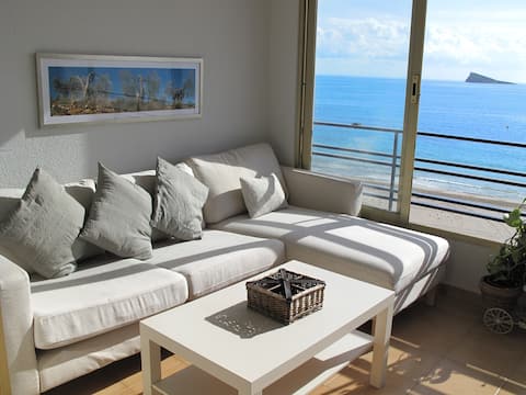 Anuncio de Airbnb popular: Beautiful oceanfront apartment. en Benidorm
