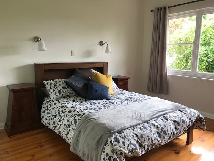 Chambre 1 - Lit Queen, couvertures de rechange dans l'armoire
