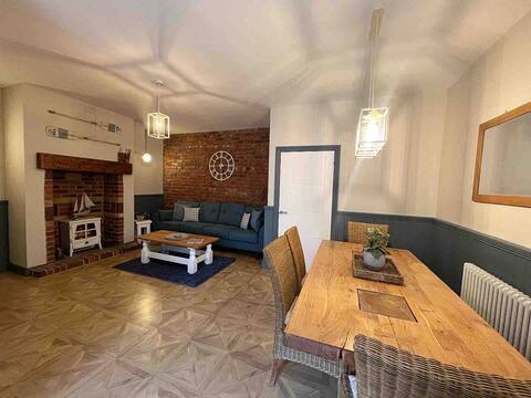 The Boathouse - Hottub - Sleeps 6