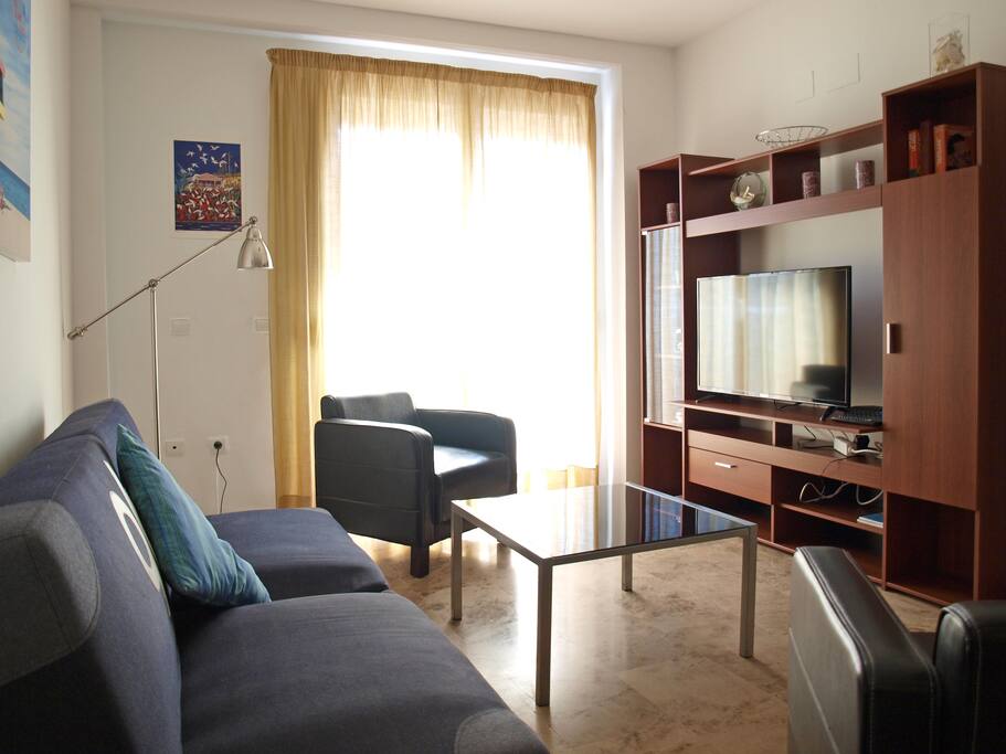 Confortable salón comedor equipado con TV HD. Confortable living room with HD TV equipped.