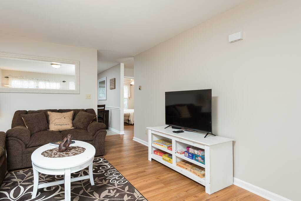 Large flat panel smart TV, board games and Kentucky travel materials.