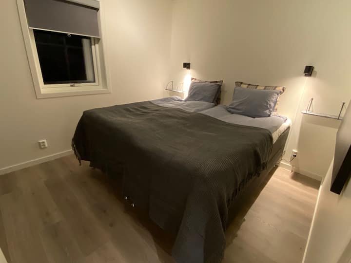 Hauptschlafzimmer mit 180 cm kontinentalem Bett von Viking