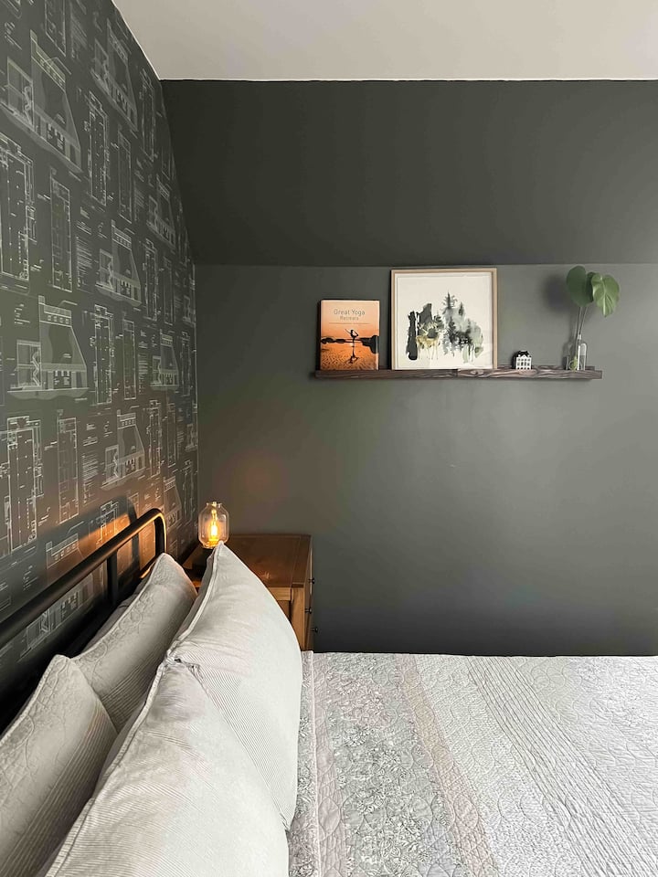 Bedroom on 2nd floor (king bed)