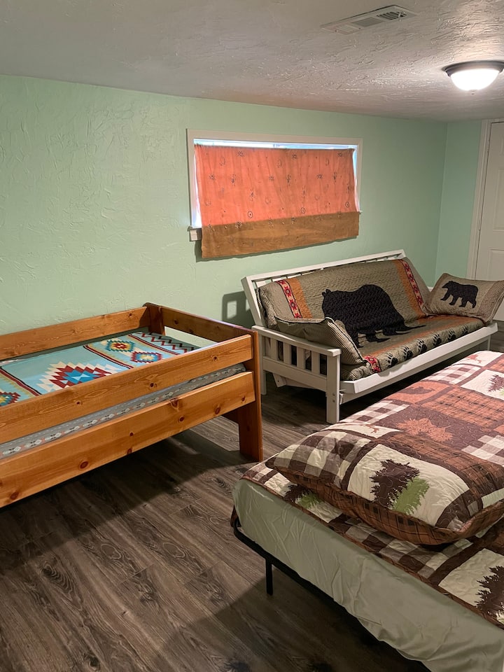 Futón s manželskou posteľou a dve samostatné postele v zadnej spálni