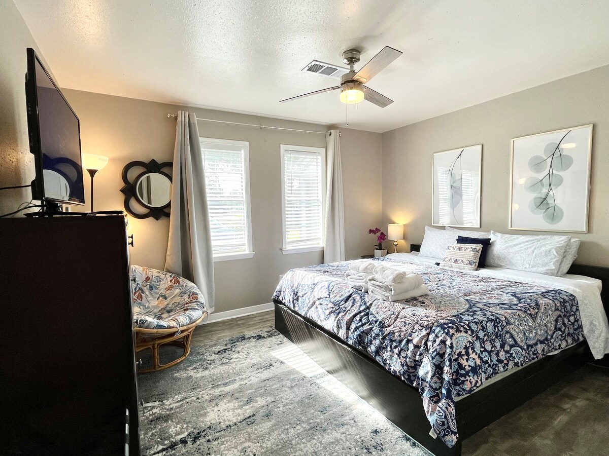  „Дзен спалня“ с двойно легло king size
+Средно твърд матрак с пяна с мемори пяна. 
+ Машина за звук от бял шум 
+ Нощно шкафче / лампи. 
+ Станция за зареждане на устройството 
+ 40' HD телевизор с HBO, Disney, Hulu
+ скрин
+ Дрешник