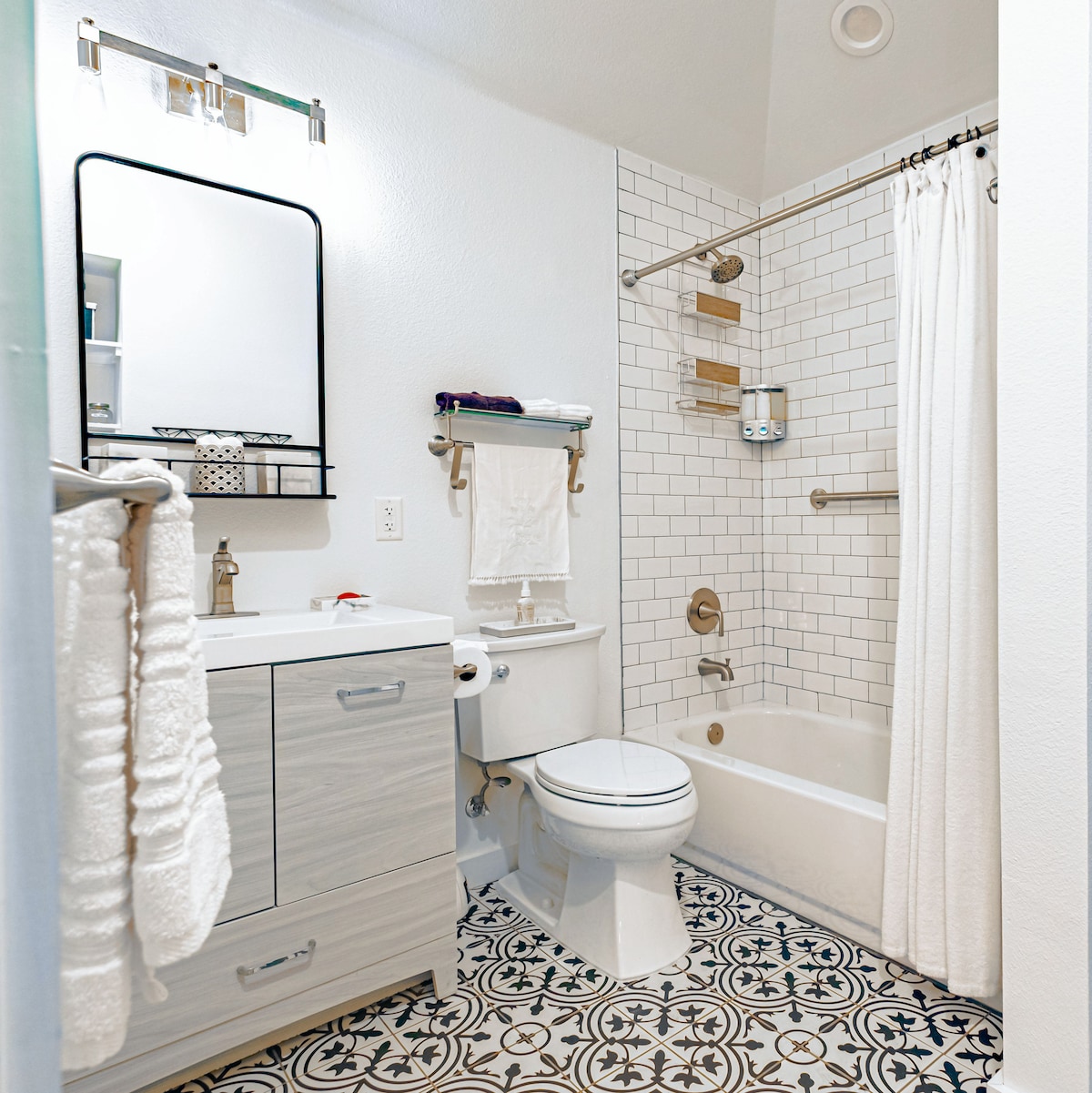 Bright & Cheery Casita Perfect for Visiting Family