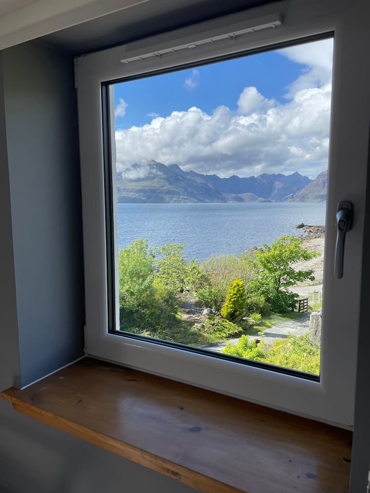 Výhľad z okna s dvojlôžkovou spálňou.