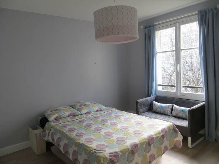 Მისაღები ოთახი ფართოა, კედლის საწოლით, რომელიც იკეცება 152 × 203 სმ ზომის საწოლში, დივანზე, სათავსოებში და საგარდერობო ოთახში. 