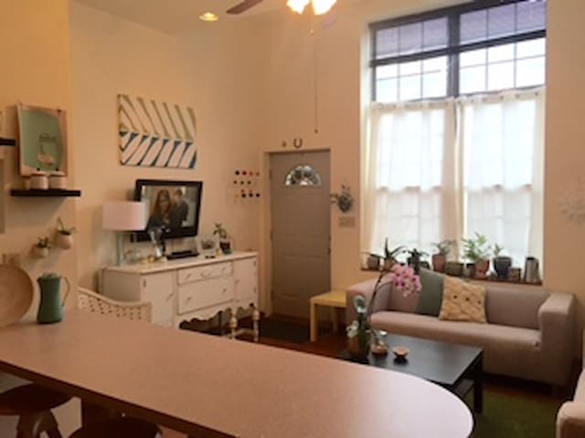 Sunny Strip District Apt-walk everywhere!