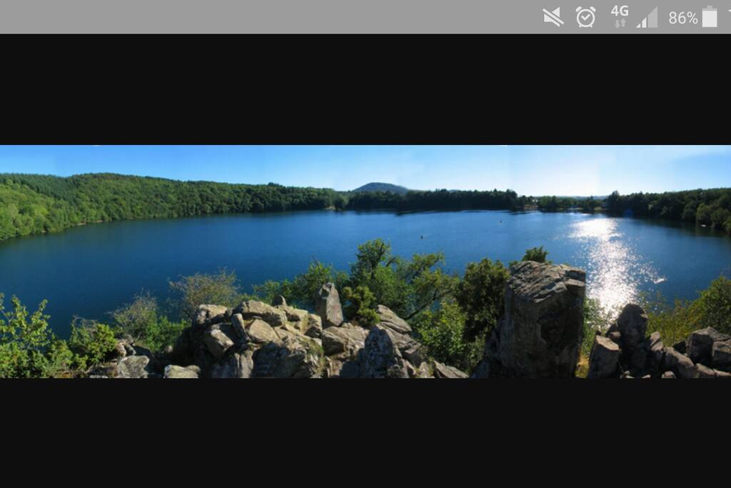 A découvrir. A découvrir à 25min de Riom.Le gour de Tazenat est un lac d’origine volcanique qui marque la limite nord de la Chaîne des Puys. Il est situé dans la commune de Charbonnières-les-Vieilles. Blaignade non surveillé. Petite randonnée familiale avec de jolies points de vues (~45min)