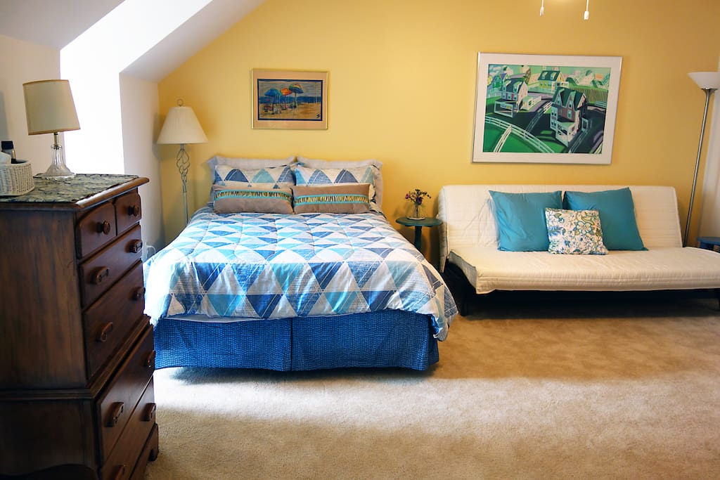 Sleeps three comfortably with queen bed and futon couch