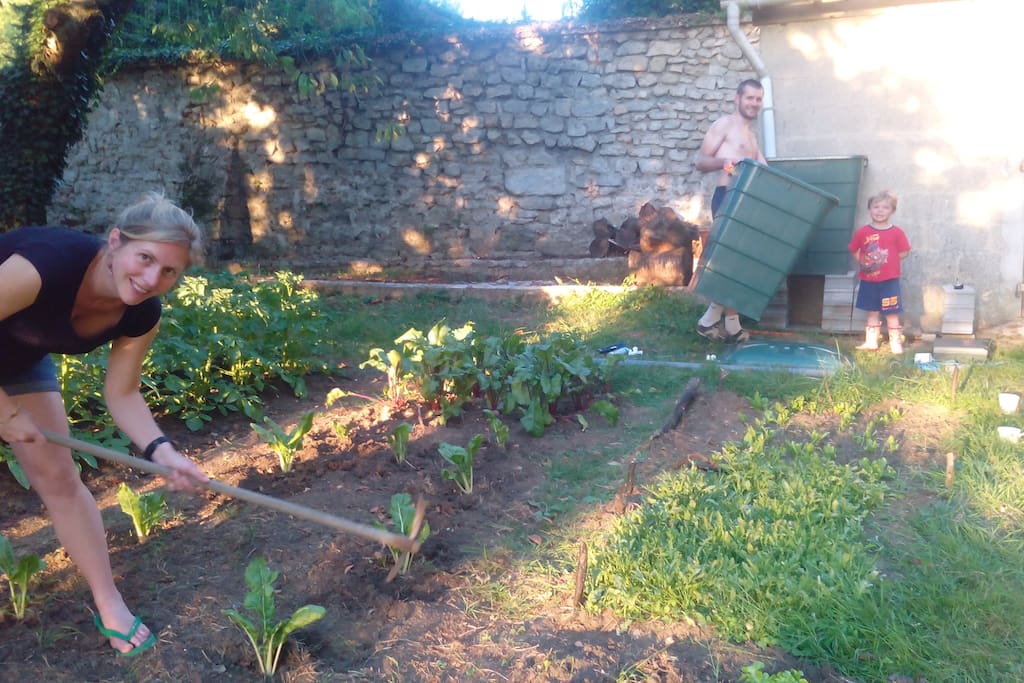 notre petite famille au potager!