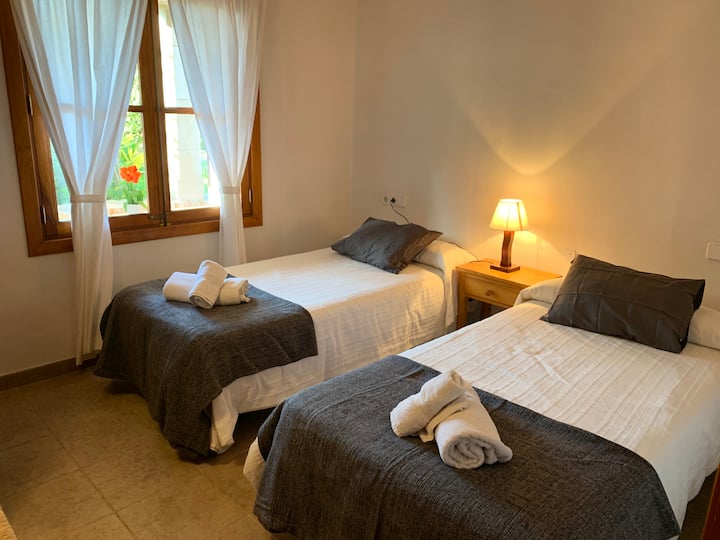 Საძინებელი ორი ერთადგილიანი საწოლით ან ორადგილიანი საწოლით, რომლის ზომაა 1,80 სმ