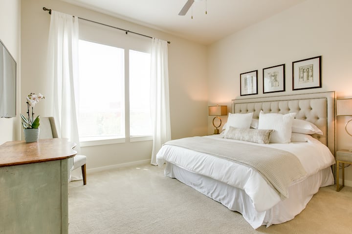 Cama «king» y televisión en el dormitorio principal