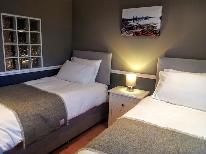 slaapkamer met twee eenpersoonsbedden, kan worden omringd in een slaapkamer met tweepersoonsbed op aanvraag