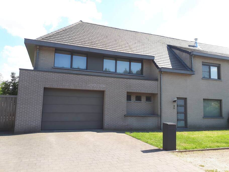 Voorzijde Huize Hens, op de oprit passen tot 3 wagens - Front Huize Hens, on the driveway fit up to 3 cars
