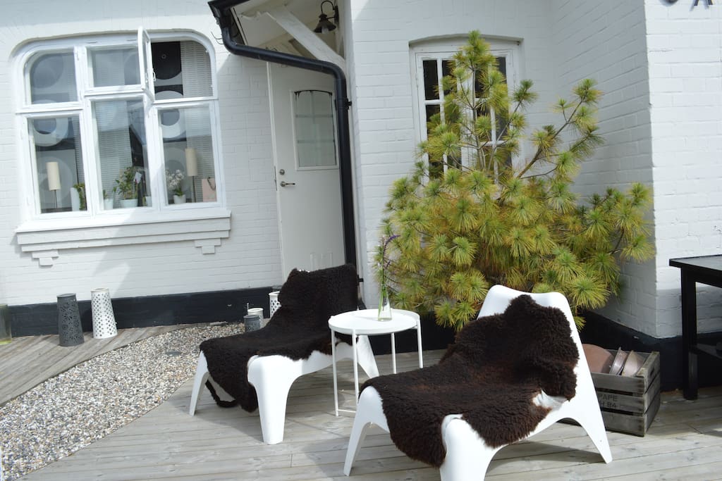 Ingång till lägenhet. Trapphus till andra våningen.