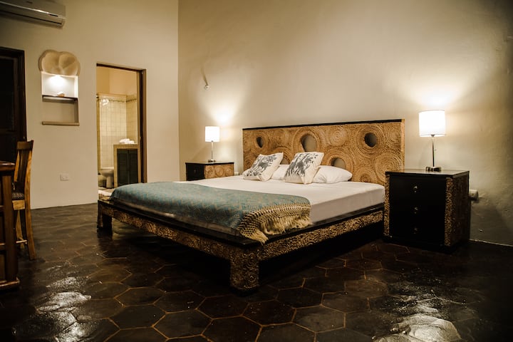 غرفة نوم أولى بسرير بمقاس كبير وحمام خاص.