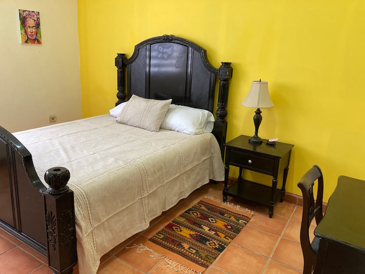 Queen bed Yellow Room 