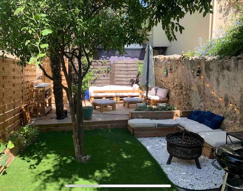 Beautiful apartment across the street from the Mourillon beaches.