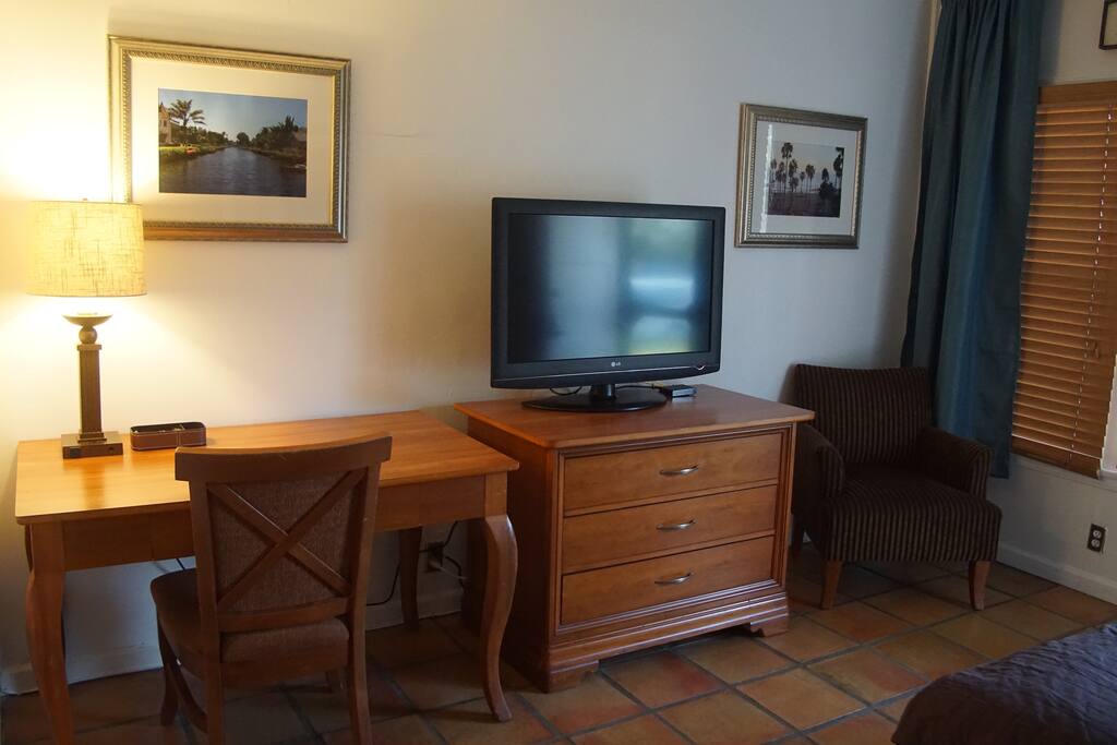 Cable TV, work desk and complimentary WiFi