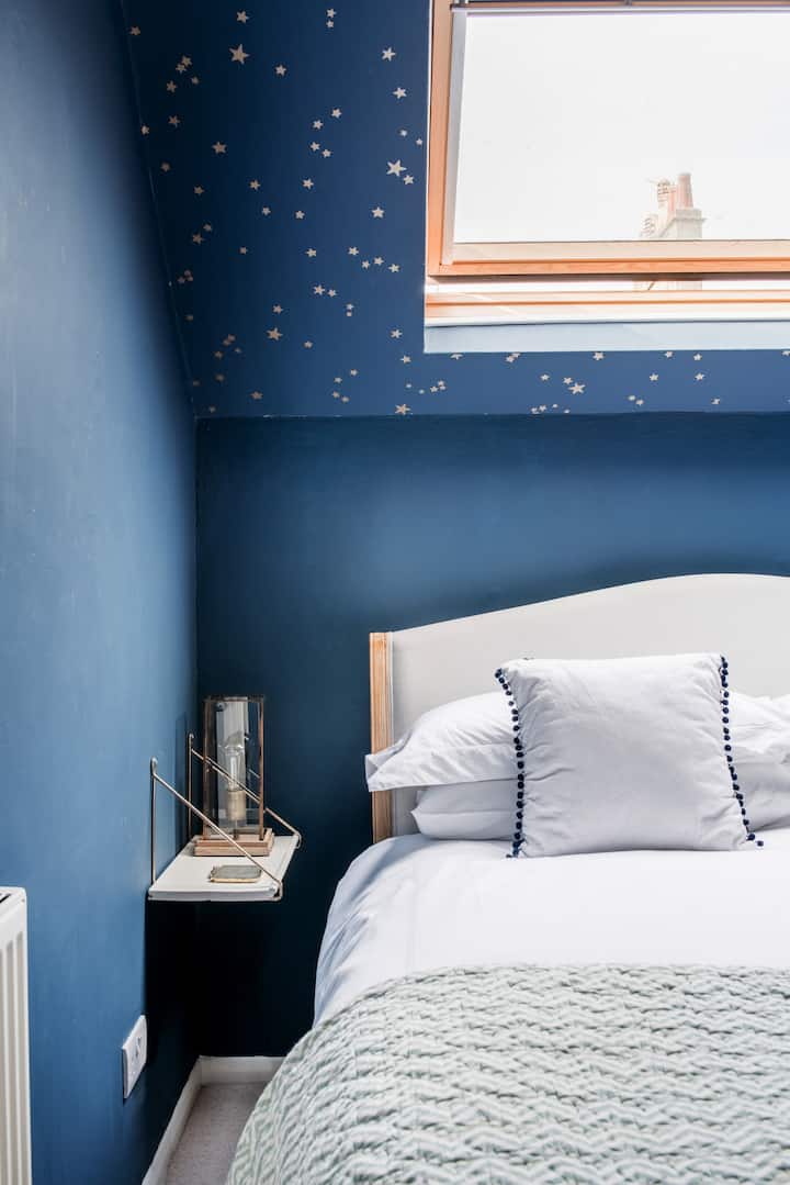 Თეთრი საწოლის თეთრეული ვარსკვლავების ქვეშ ჩაძირვისთვის.